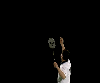 你的击球点有点偏脑后了,要么压一下手腕,要么把击球点提前到体前.